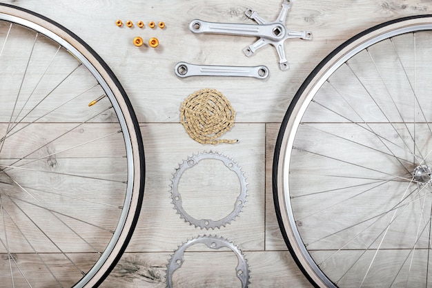 Photo cadre de vélo vert vintage et vue de dessus des pièces