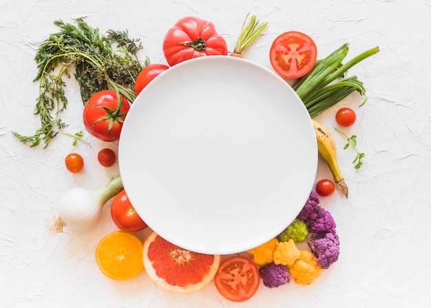 Cadre vide blanc sur les légumes colorés sur fond