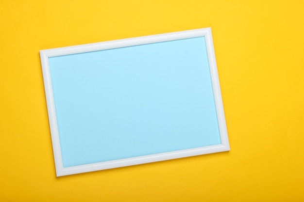 Cadre vide pour copie espace sur un jaune. Tendance des couleurs pastel, minimalisme