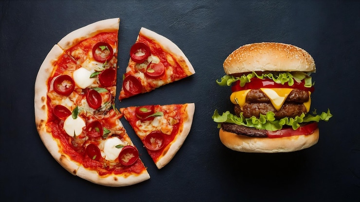 Photo cadre de vue supérieure avec une demi-pizza et un hamburger
