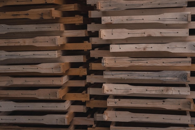 Les cadres en bois pour les ruches sont empilés Les cadres vides pour les ruches au rucher Planche en bois