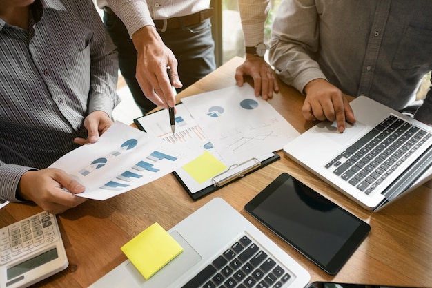 Cadres d&#39;entreprises Réunion d&#39;équipe Brainstorming Travailler et commercialiser Concept