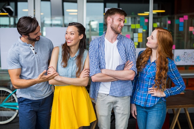 Cadres en interaction les uns avec les autres au bureau