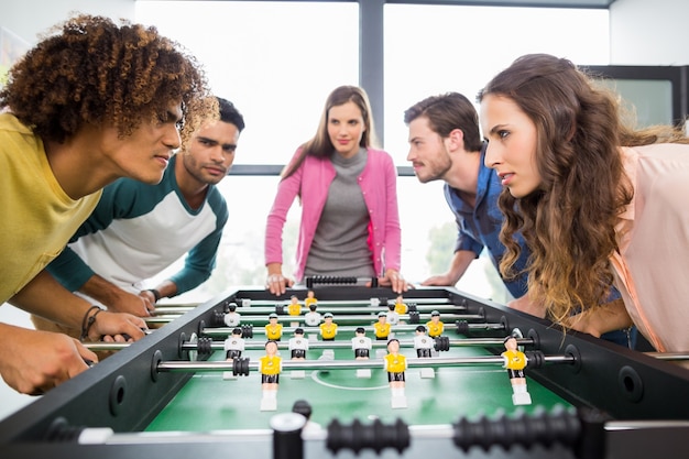 Cadres jouant au baby-foot