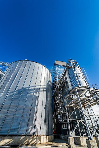 Cadres métalliques hauts sur le chantier Élévateurs à grains spéciaux pour le stockage des récoltes La structure en acier est en construction Mise au point sélective