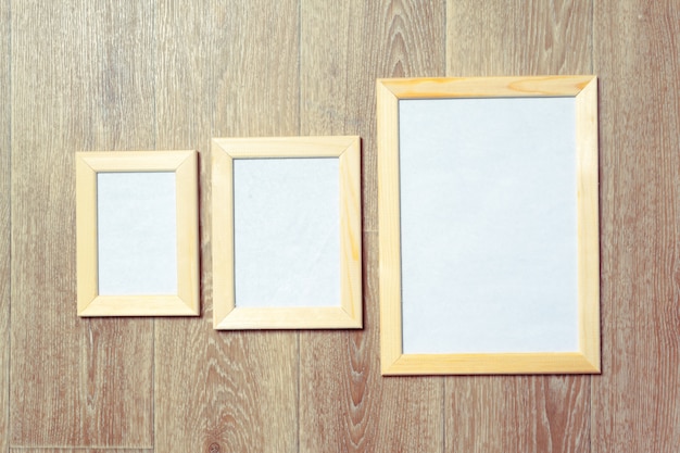 cadres photo sur le mur en bois