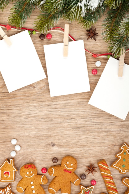 Cadres photo de noël vierges avec sapin et biscuits au pain d'épice