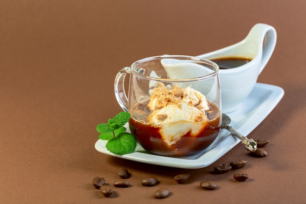 café affogato dessert italien de crème glacée expresso et garniture de miettes de biscuits