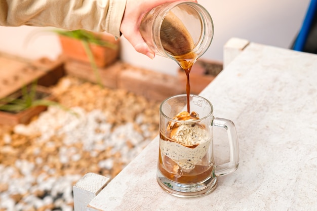 Café Affogato avec glace sur une tasse en verre avec jardin