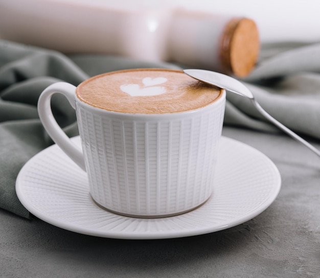 Café avec des amandes sur une table en pierre