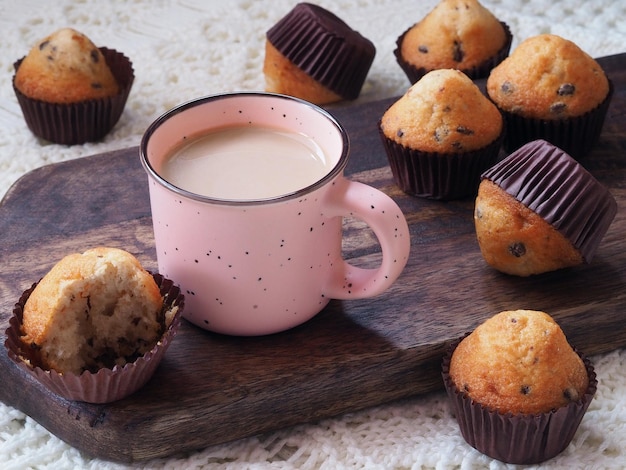 Café Americano ou chocolat chaud au lait avec muffins