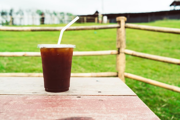 Café Americano sur table en bois avec fond Mountain Hill View