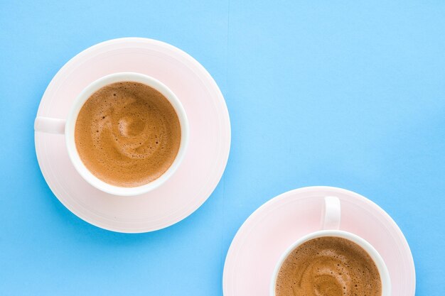 Café aromatique chaud sur fond bleu flatlay