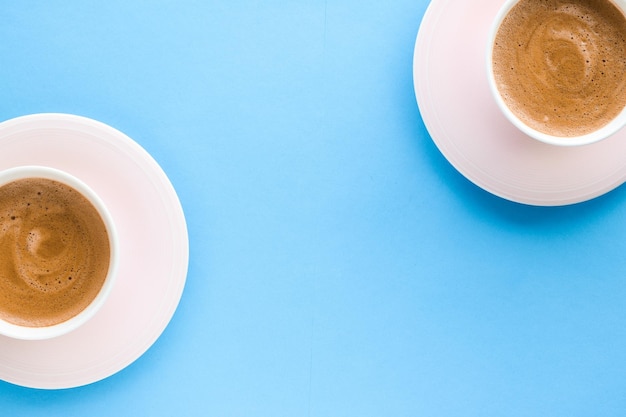 Café aromatique chaud sur fond bleu flatlay