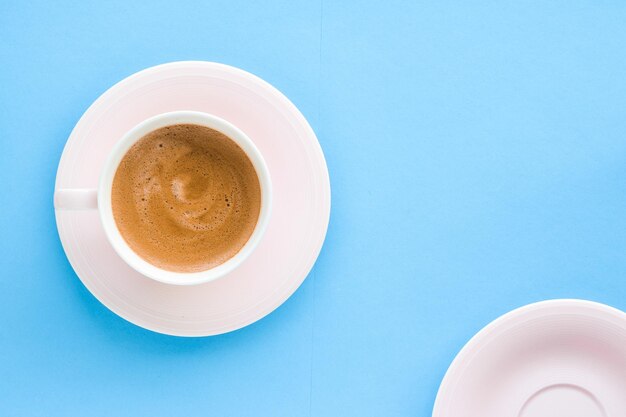 Café aromatique chaud sur fond bleu flatlay
