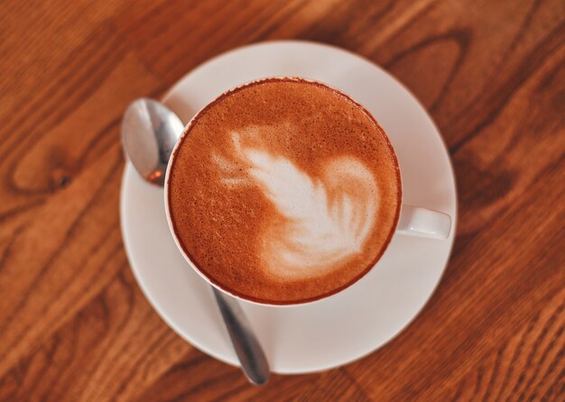 Café D'art Latte Au Lait Chaud Sur Table En Bois