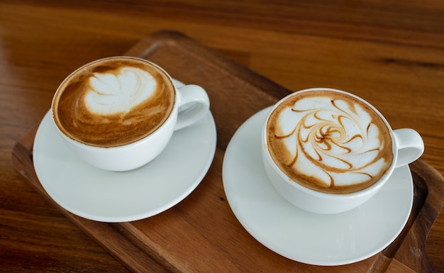 Café d'art latte chaud sur table en bois, temps de détente