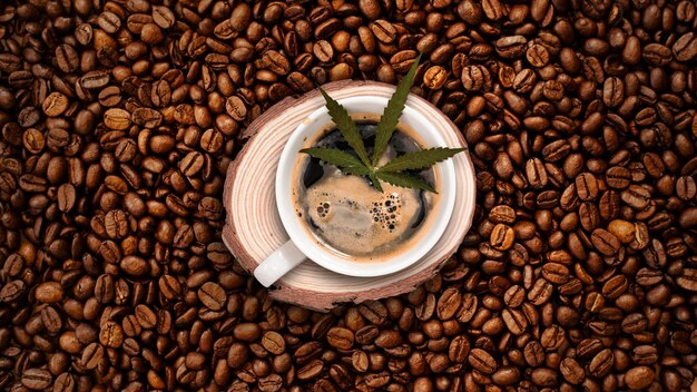 café au cannabis avec des grains de café sur la table sur la table