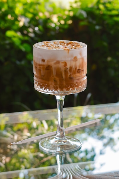 Café au caramel glacé dans un verre