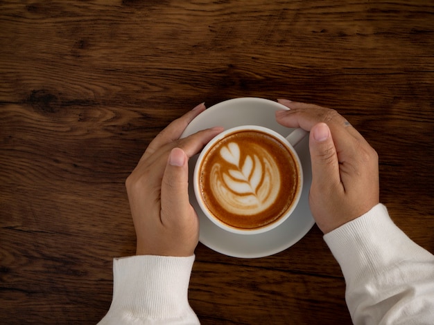 Café au lait avec de beaux arts au latte