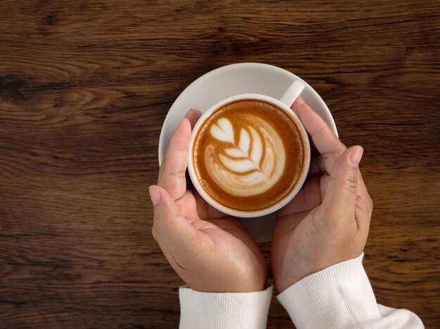 Café au lait avec de beaux arts au latte