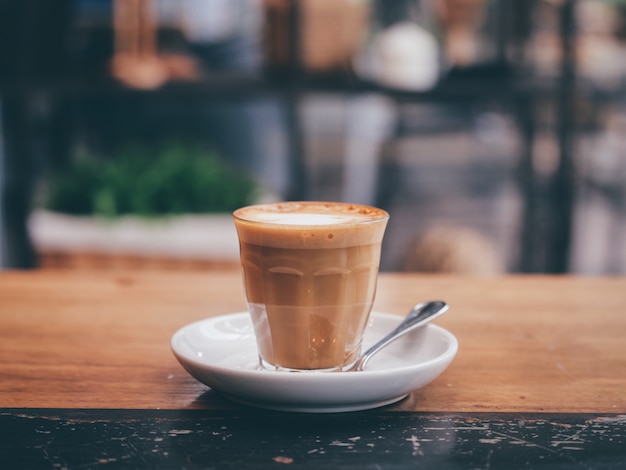 café au lait sur le bureau en bois au café