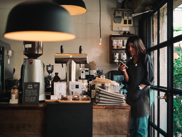 Photo café au lait sur le bureau en bois au café