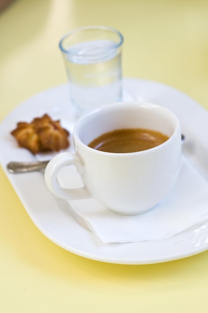 Café au lait et café noir pour le petit déjeuner