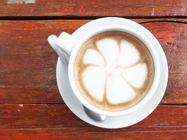 Café au lait chaud dans une tasse blanche. Vue d'en-haut.