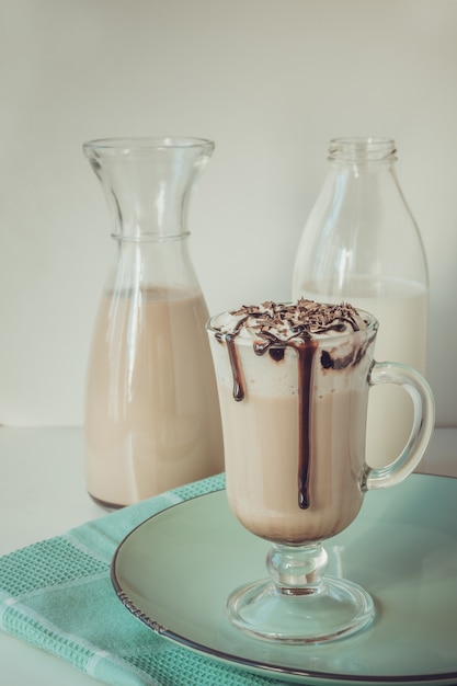 Café au lait chaud avec mousse épaisse et chocolat râpé