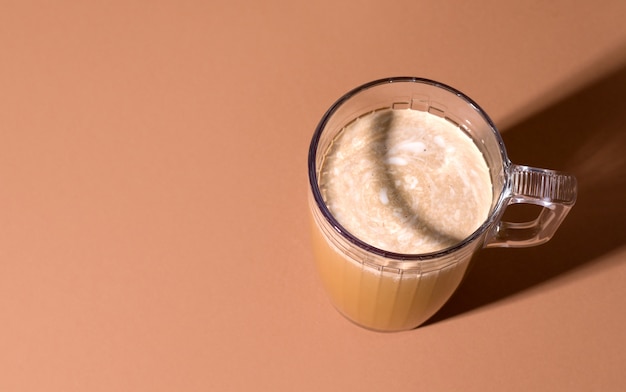 Café au lait dans une tasse sur fond marron