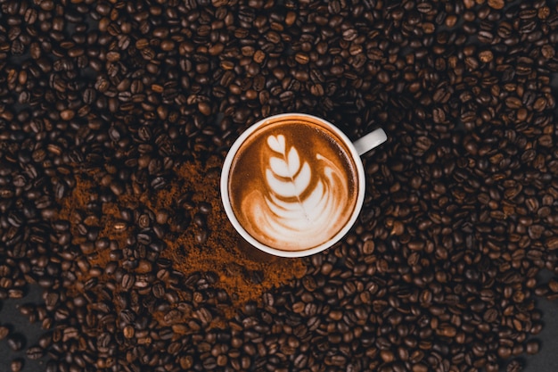 Café au lait dans une tasse sur la table à la maison