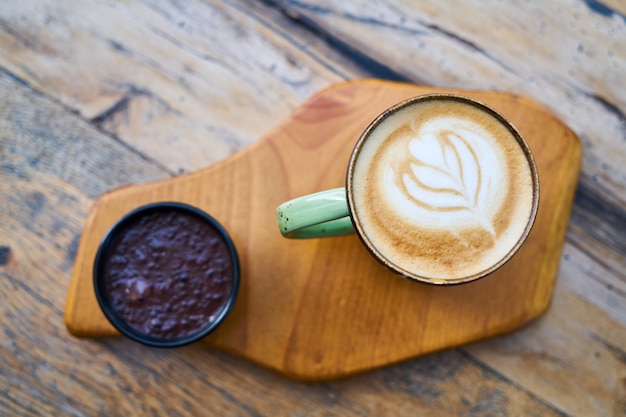 Café au lait délicieux sur une table