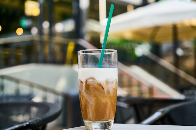 Café au lait délicieux sur la table