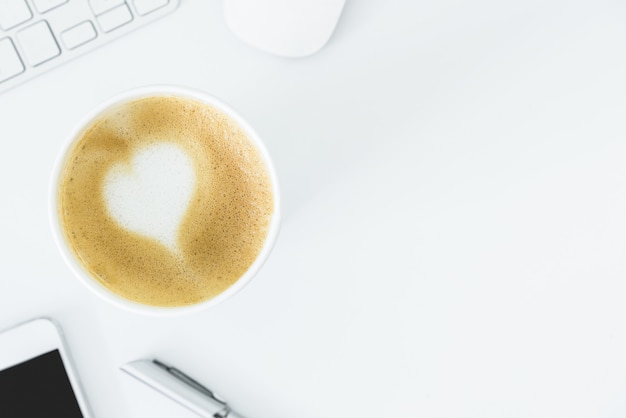 Un Café Au Lait Avec Du Coeur D'art Sur La Table De Bureau Blanche De La Vue De Dessus Et L'espace De La Copie. Appartement Poser Avec Concept De Bureau, Affaires Et Saint-valentin.