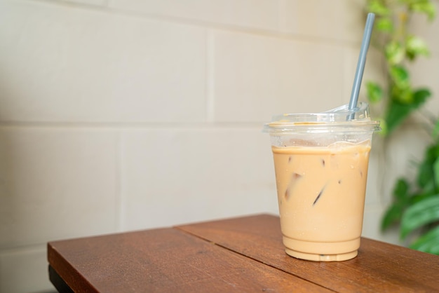 café au lait à emporter en bois de verre sur table