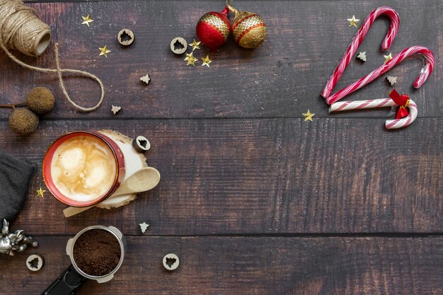 Café au lait sur fond en bois avec une belle décoration de Noël