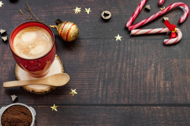 Café au lait sur fond en bois avec une belle décoration de Noël