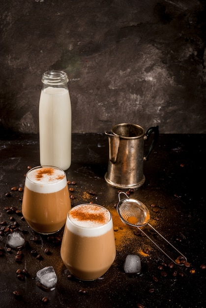 Café au lait froid avec du lait, de la glace et de la cannelle