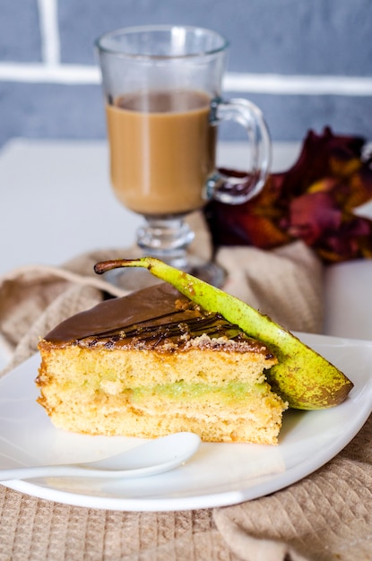 Café au lait et gâteau sur une assiette