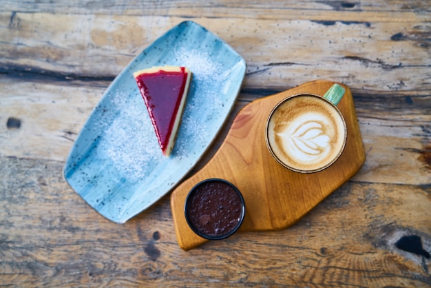 Café au lait et gâteau au fromage sur une table