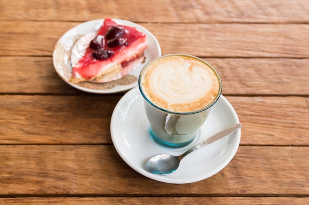 Café au lait et gâteau sur la table en bois