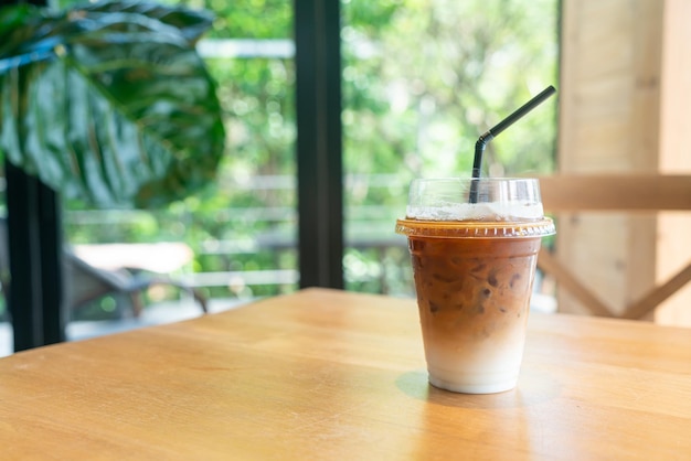 Café au lait glacé dans un verre à emporter sur une table dans un café