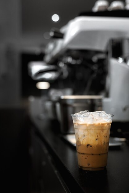 café au lait glacé dans un verre en plastique