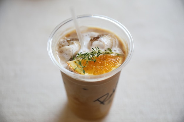 Café au lait glacé avec mélange d'oranges en gros plan