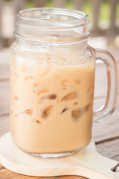 Café au lait glacé sur une table en bois