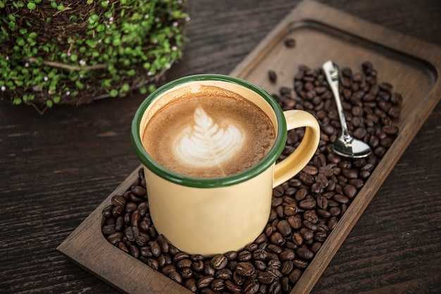 café au lait avec grains de café, tasse de café avec de beaux arts Latte.