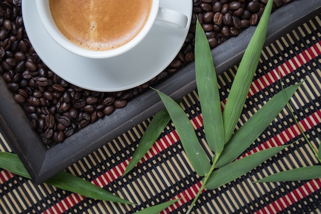 café au lait avec des grains de café