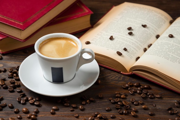 Café au lait avec des haricots et une décoration de livre