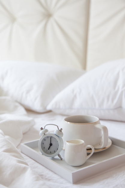 Café au lait sur un plateau au lit